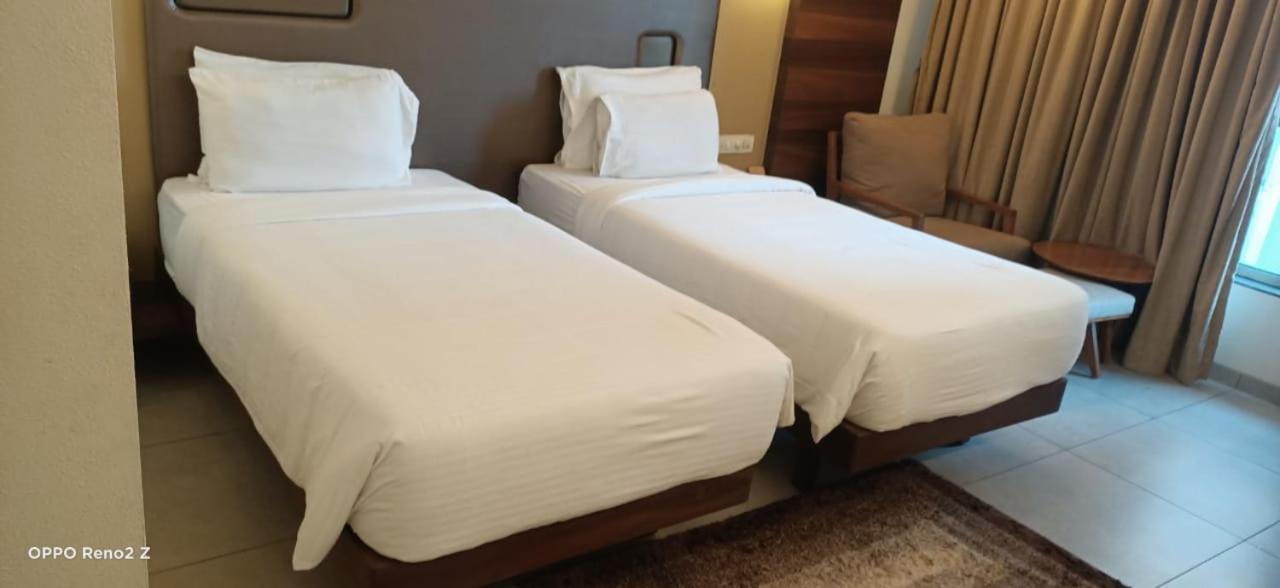 Hotel Cosmopolitan Ahmedabad Extérieur photo