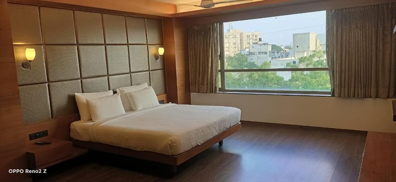 Hotel Cosmopolitan Ahmedabad Extérieur photo