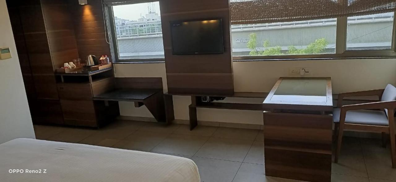 Hotel Cosmopolitan Ahmedabad Extérieur photo