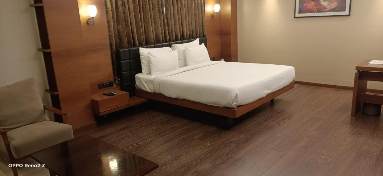 Hotel Cosmopolitan Ahmedabad Extérieur photo