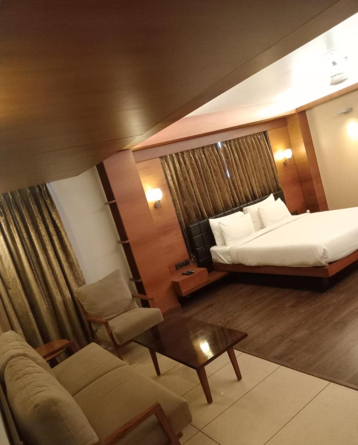 Hotel Cosmopolitan Ahmedabad Extérieur photo