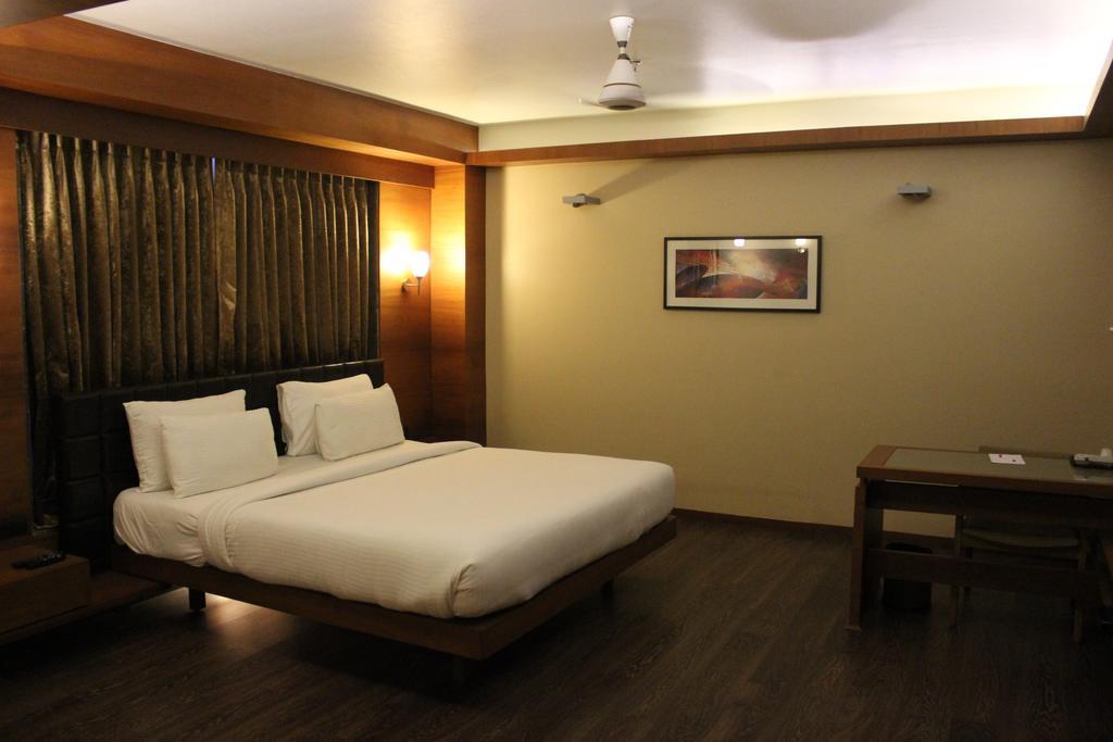 Hotel Cosmopolitan Ahmedabad Extérieur photo
