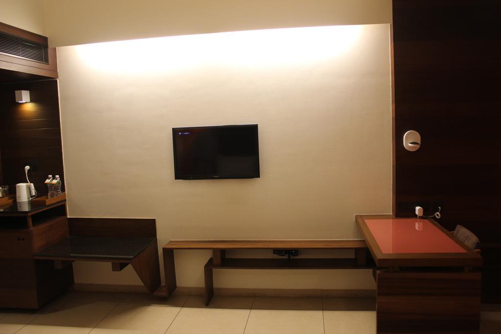 Hotel Cosmopolitan Ahmedabad Extérieur photo
