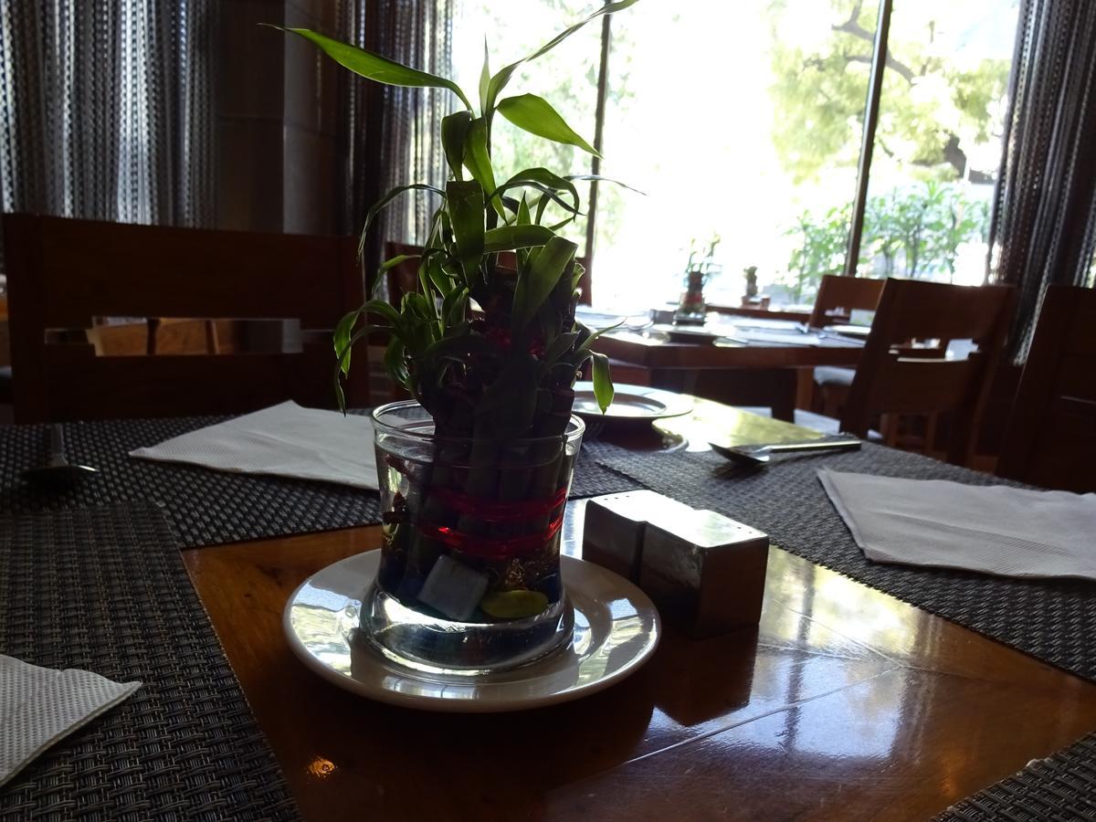 Hotel Cosmopolitan Ahmedabad Extérieur photo