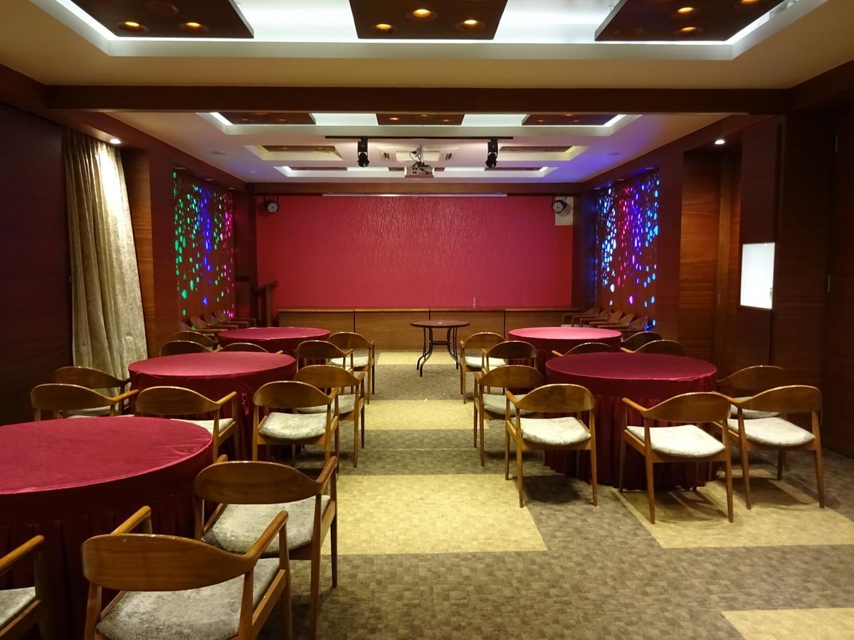 Hotel Cosmopolitan Ahmedabad Extérieur photo