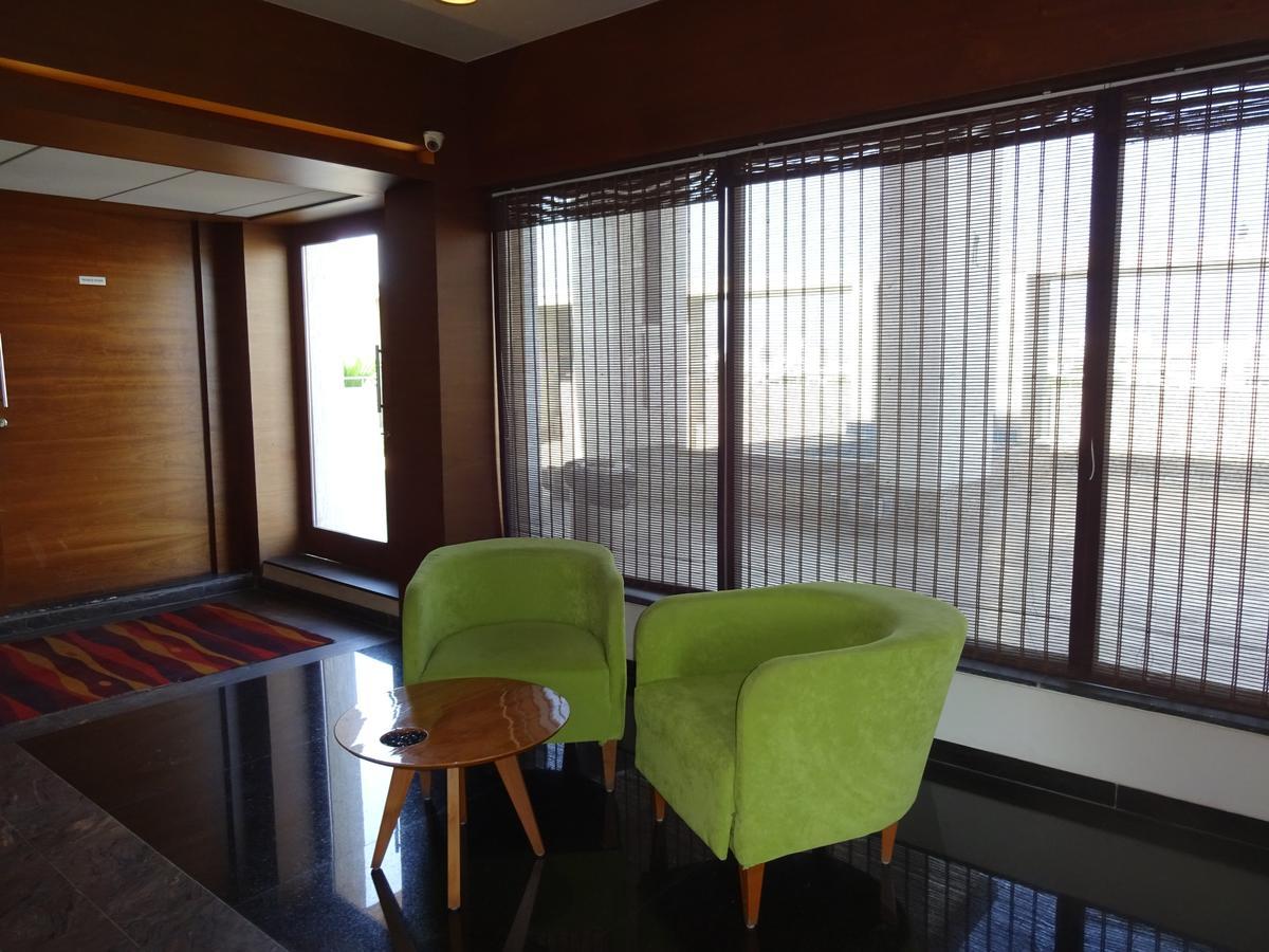 Hotel Cosmopolitan Ahmedabad Extérieur photo