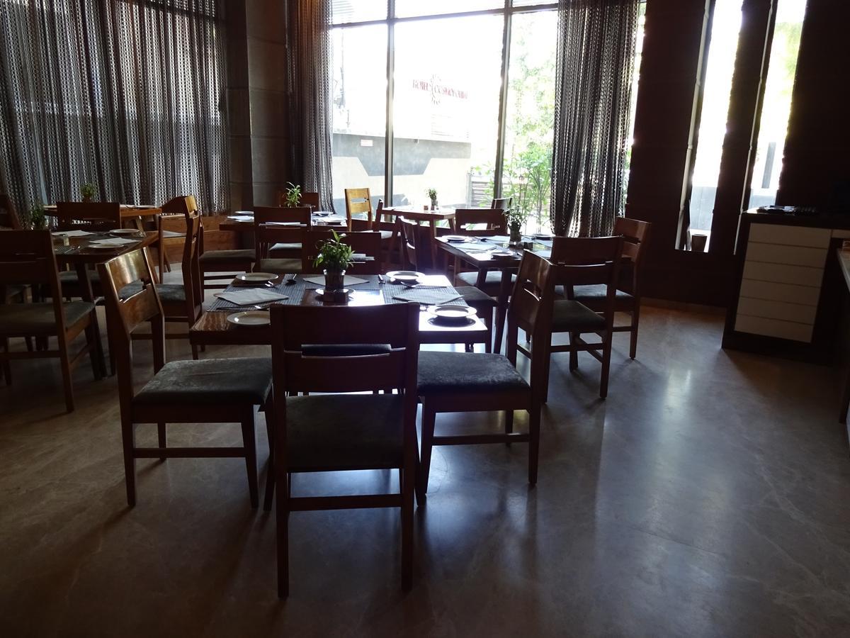 Hotel Cosmopolitan Ahmedabad Extérieur photo
