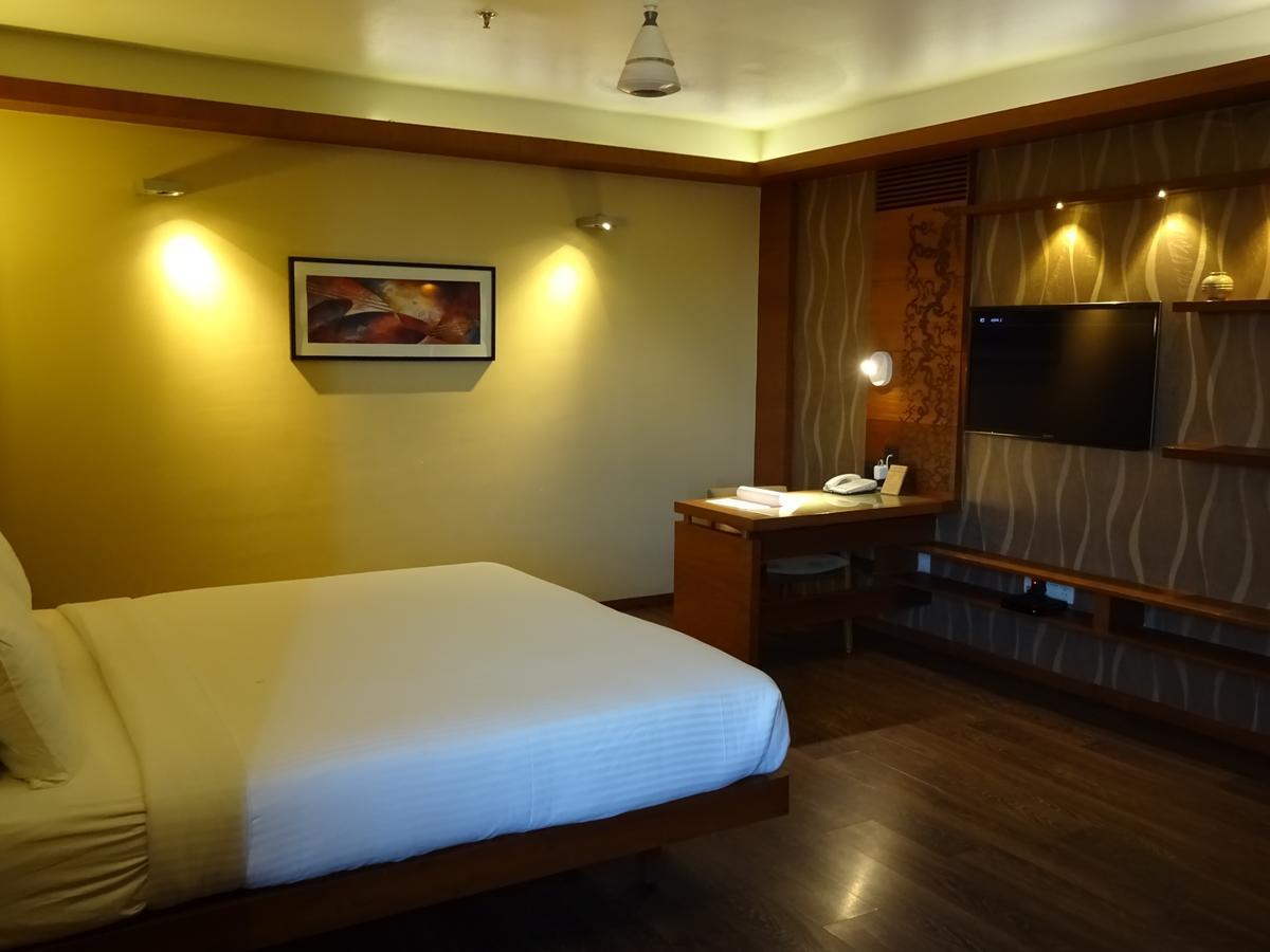 Hotel Cosmopolitan Ahmedabad Extérieur photo