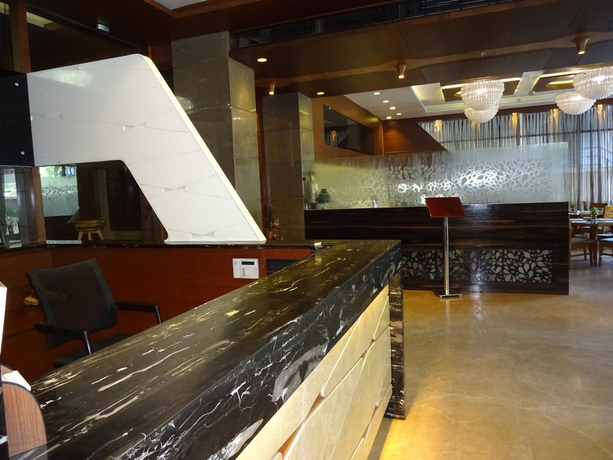 Hotel Cosmopolitan Ahmedabad Extérieur photo