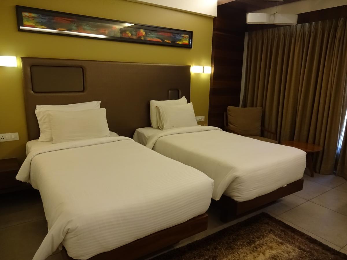Hotel Cosmopolitan Ahmedabad Extérieur photo