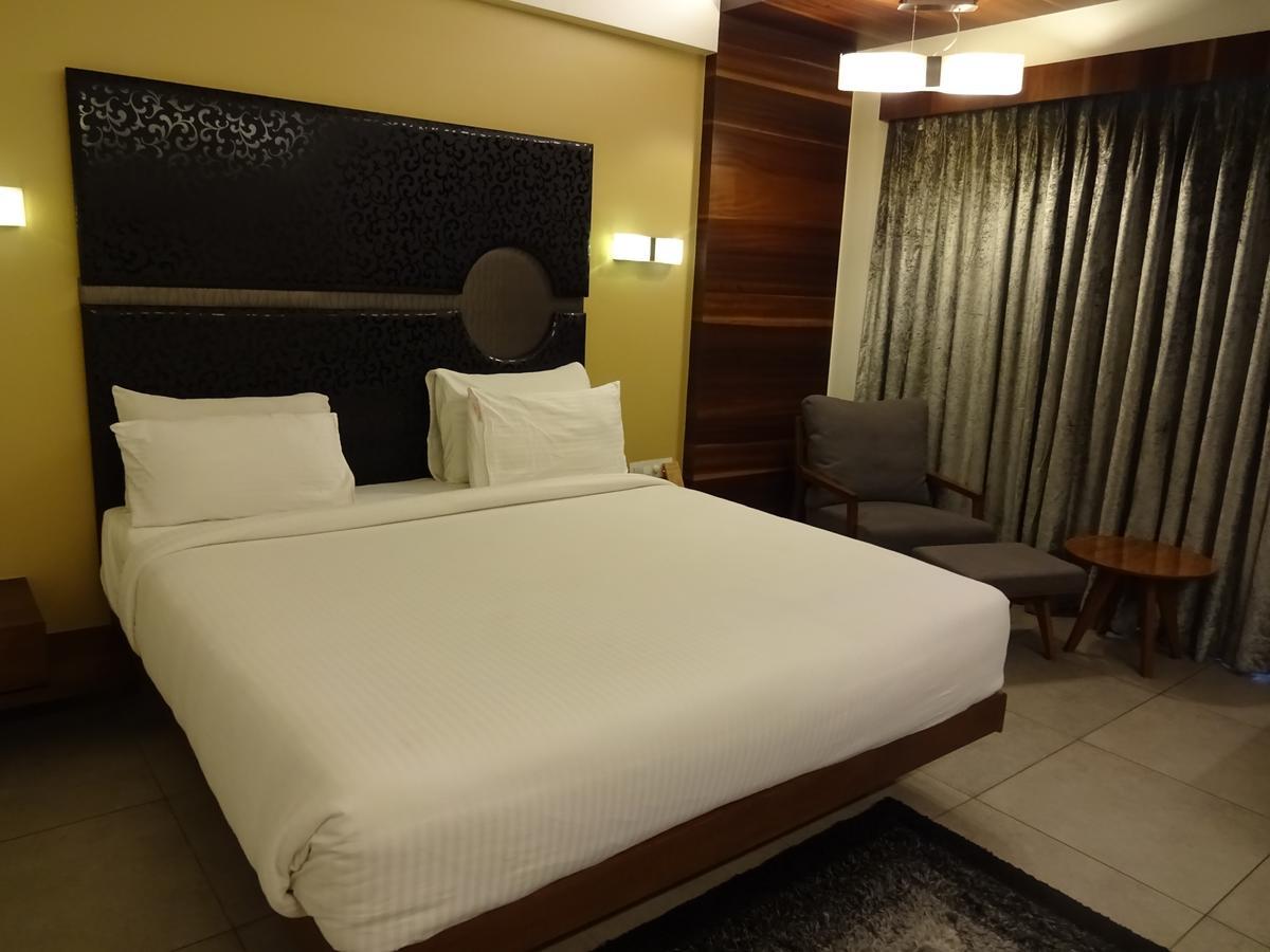 Hotel Cosmopolitan Ahmedabad Extérieur photo