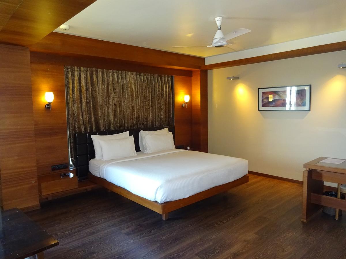 Hotel Cosmopolitan Ahmedabad Extérieur photo