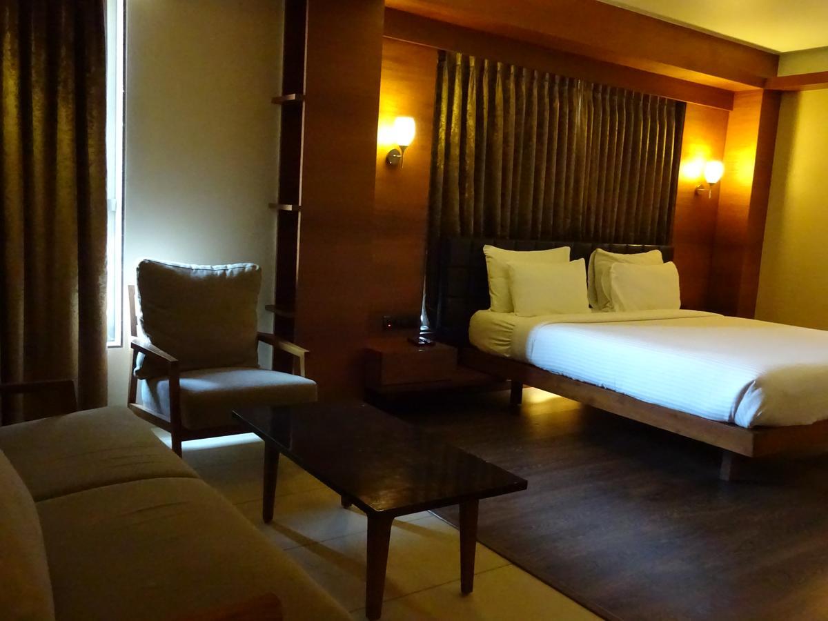 Hotel Cosmopolitan Ahmedabad Extérieur photo