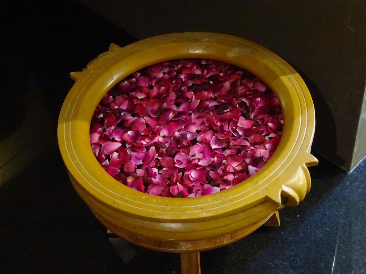 Hotel Cosmopolitan Ahmedabad Extérieur photo