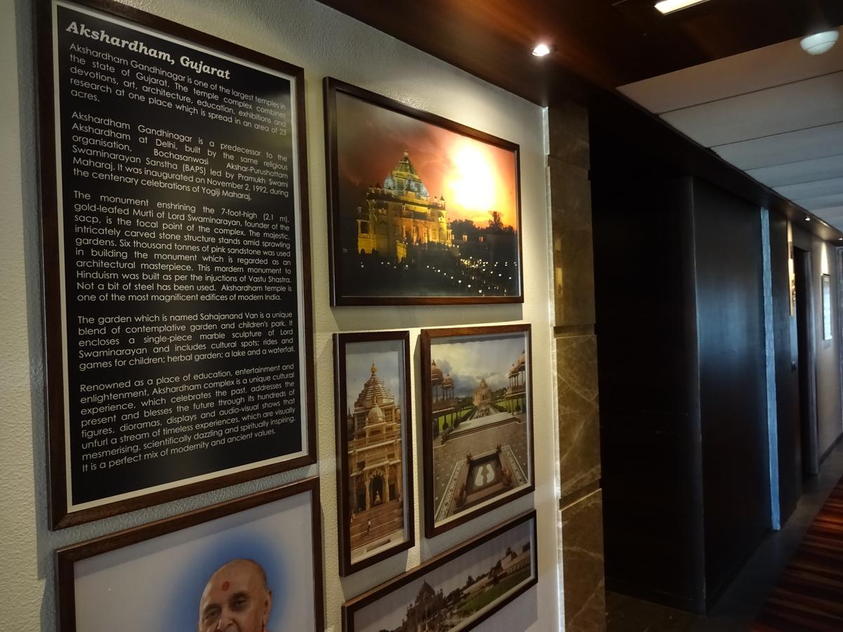 Hotel Cosmopolitan Ahmedabad Extérieur photo