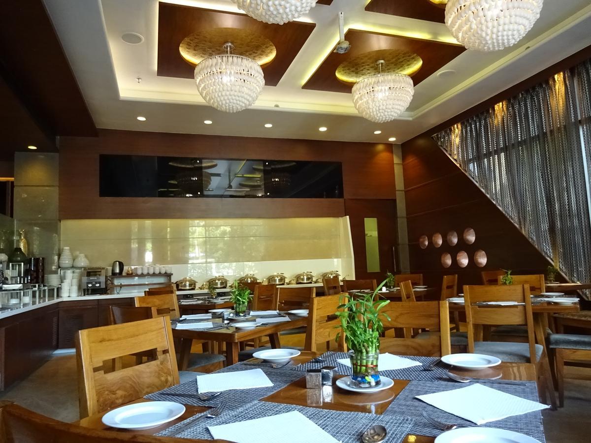 Hotel Cosmopolitan Ahmedabad Extérieur photo