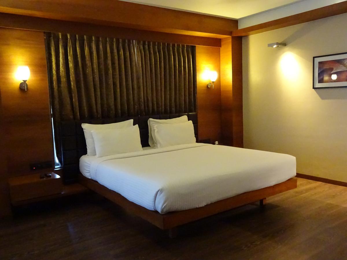 Hotel Cosmopolitan Ahmedabad Extérieur photo