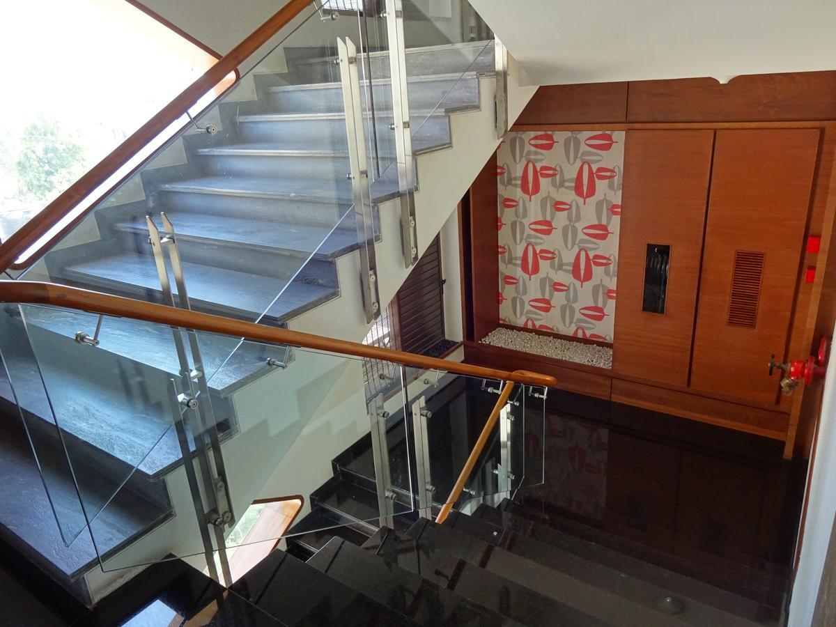 Hotel Cosmopolitan Ahmedabad Extérieur photo
