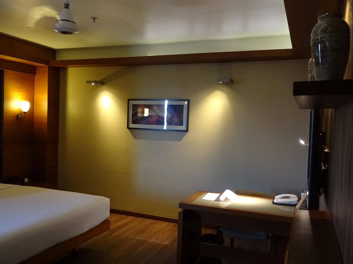 Hotel Cosmopolitan Ahmedabad Extérieur photo