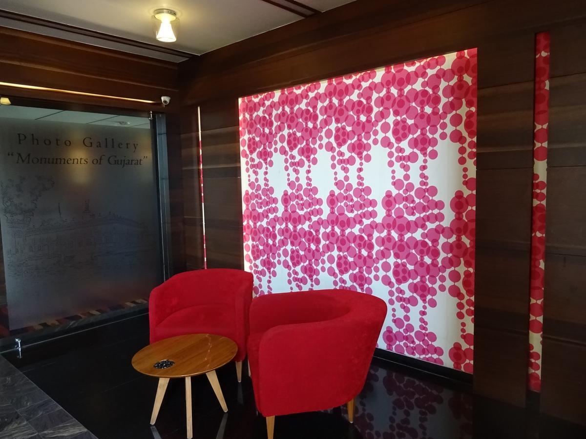 Hotel Cosmopolitan Ahmedabad Extérieur photo