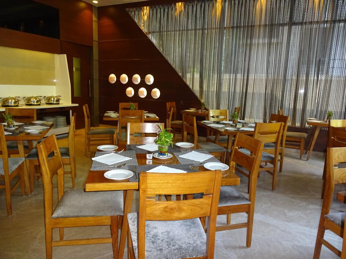 Hotel Cosmopolitan Ahmedabad Extérieur photo