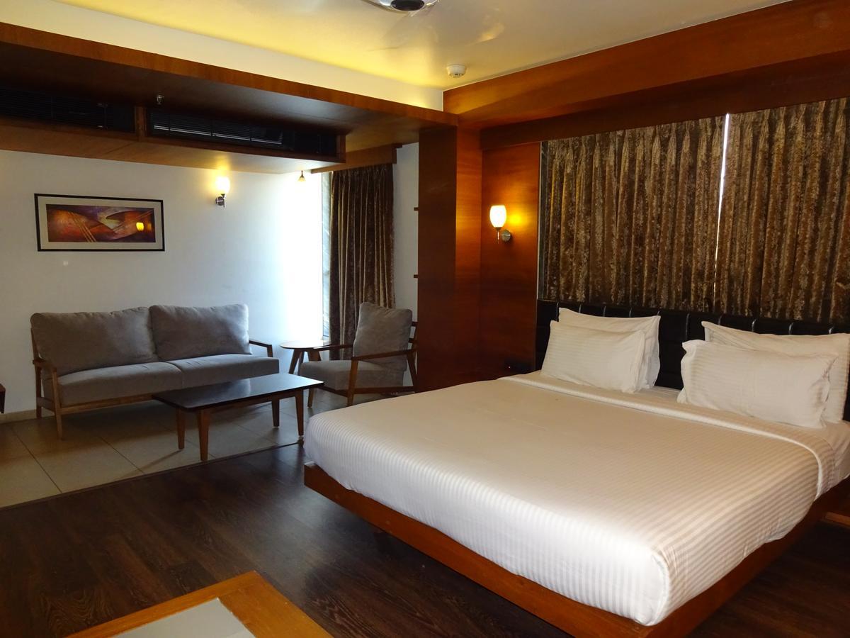 Hotel Cosmopolitan Ahmedabad Extérieur photo