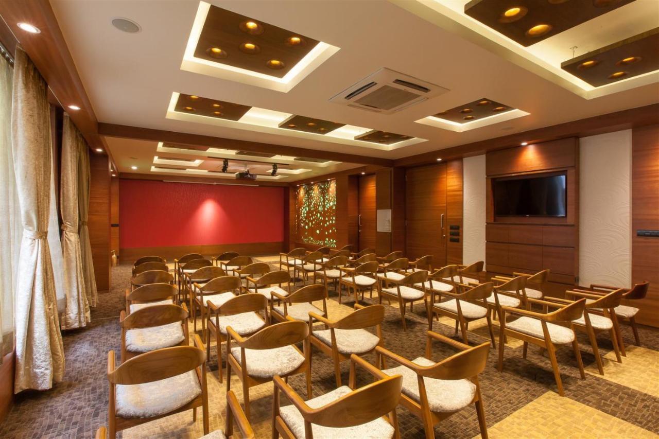 Hotel Cosmopolitan Ahmedabad Extérieur photo